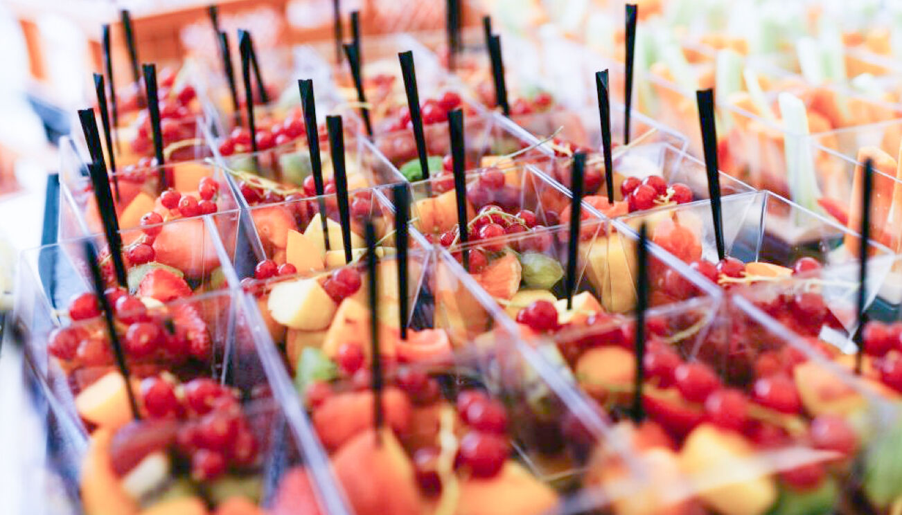 Dessertplatte mit Fruchtsalat