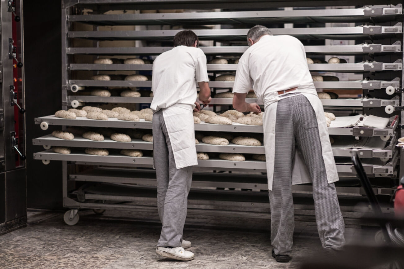 Bäckermeister bei der Arbeit